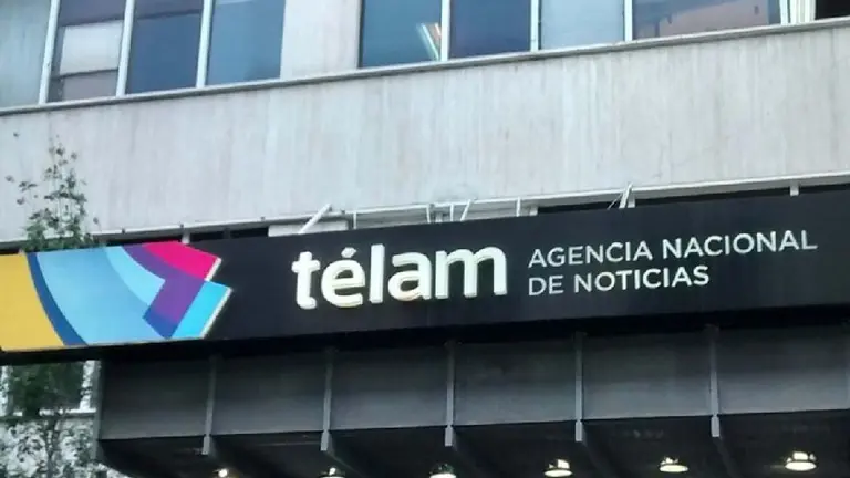 La policía valló los edificios de Télam y se eliminó la página web de la agencia de noticias oficial