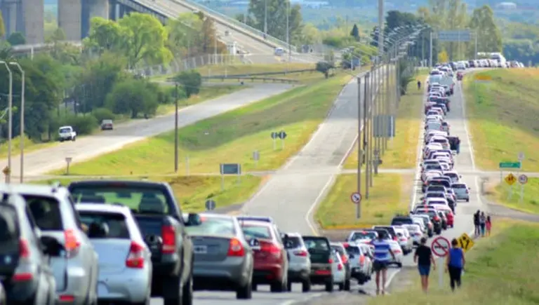 Las filas para cruzar a Brasil son cada vez más largas: cuántas horas hay que esperar