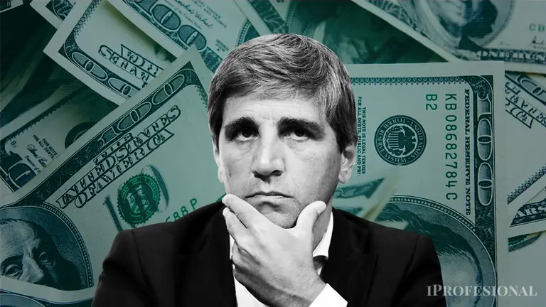 ¿Devaluar de golpe o "paso a paso"?: los pros y contras de Caputo si se define por la opción drástica