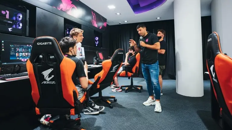 Krü Esports: la cifra en dólares que Messi y el Kun Agüero le pagan por mes a sus gamers