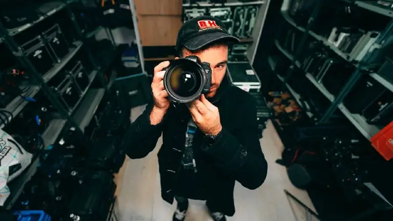 Este emprendedor arrancó teniendo que alquilar una cámara y hoy tiene un negocio que mueve millones