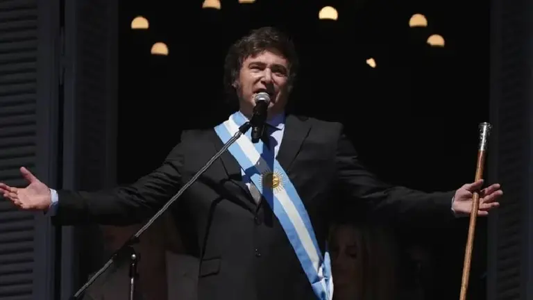 Qué dice la primera encuesta sobre el DNU de Javier Milei y el protocolo antipiquetes de Bullrich