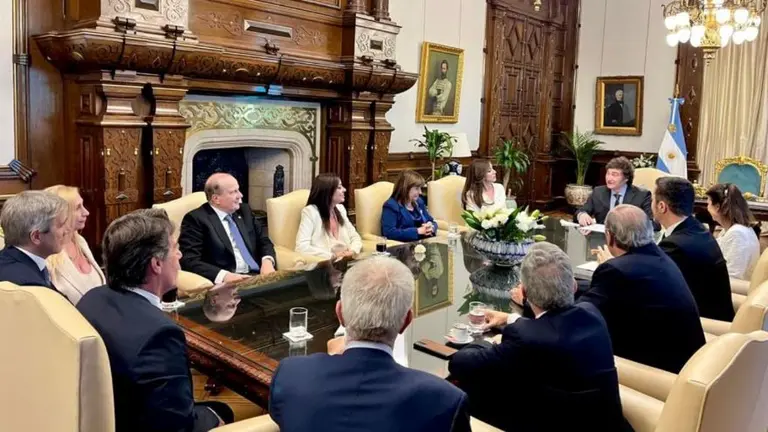 Primera reunión de gabinete de Milei: se requerirá la presencialidad total de los empleados públicos y los anuncios se harán mañana