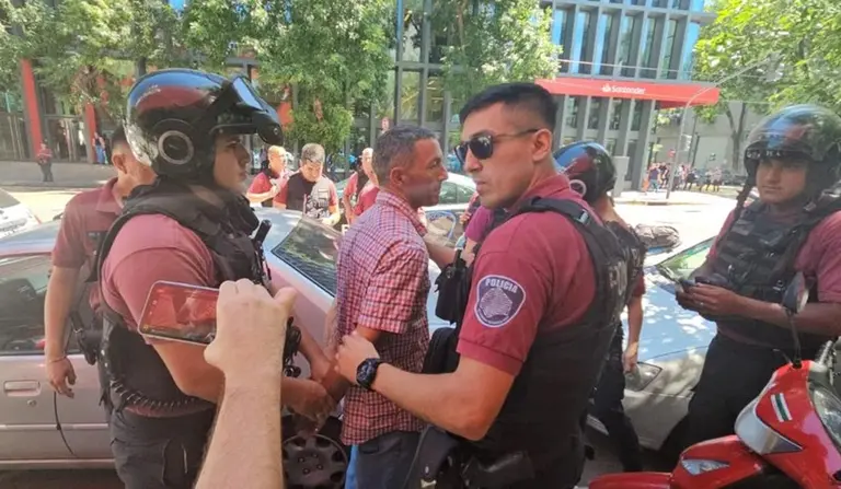 Detuvieron a Gaston Mercanzini por tirar un botellazo a Javier Milei: tiene un complicado prontuario