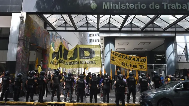 Primera manifestación contra Milei: sin cortes de calle y marcha por la vereda