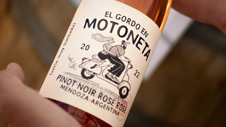 Quiénes están detrás de los enigmáticos vinos "El Gordo en Motoneta"