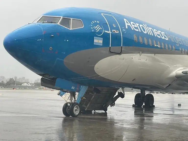 VIDEO | Por el temporal hubo demoras y cancelaciones Ezeiza y Aeroparque: destrozos y hasta un avión tambaleando