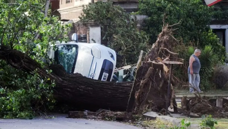 El temporal arrasó en CABA y dejó un saldo de 16 heridos y casi 400 árboles caídos
