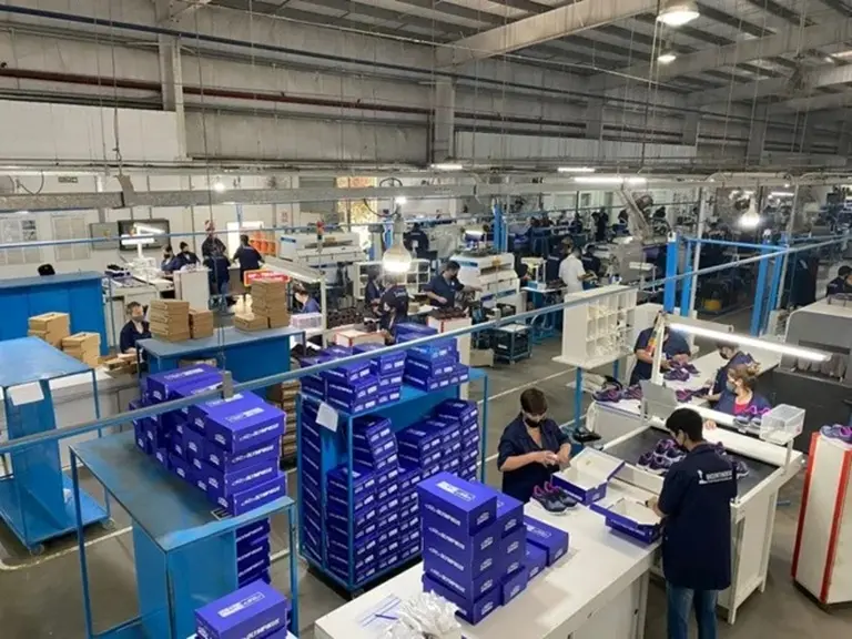 Efecto Milei: conflicto en multinacional del calzado por reducción de personal