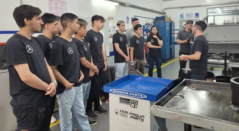 Cómo es el programa TRUCKCionar Futuro de Mercedes-Benz Camiones y Buses?