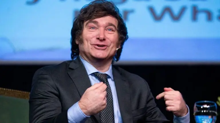 Javier Milei sonriendo en una charla