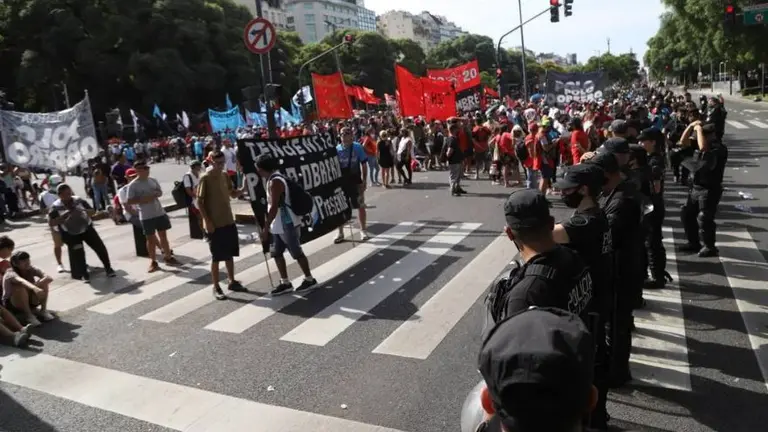 La protesta piquetera anticipa la pelea por la licuación inflacionaria de los planes sociales