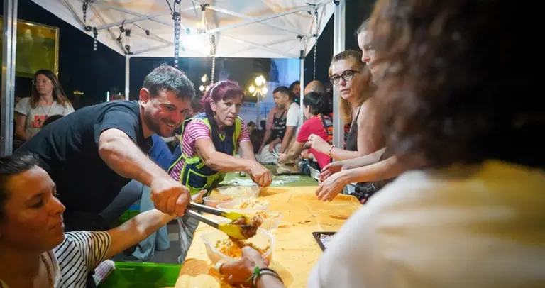 Juan Grabois organizó una cena de Nochebuena para 4.000 personas en situación de calle, frente al Congreso