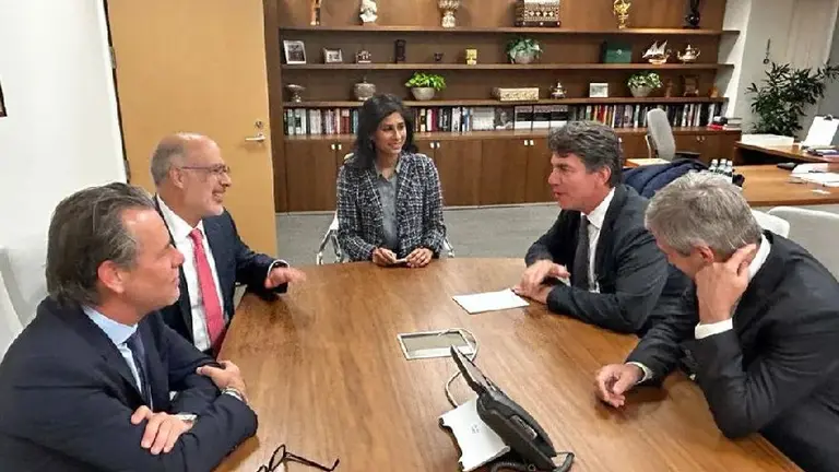 Caputo se reunió con los enviados del FMI para destrabar la llegada de 3.500 millones de dólares