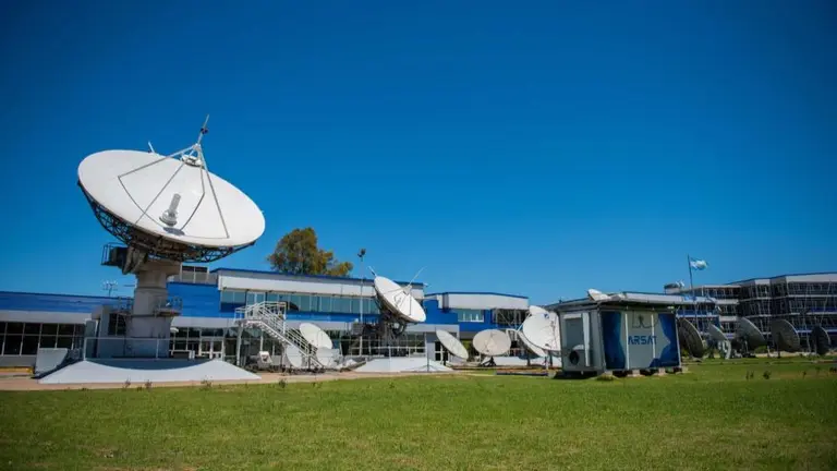 El futuro de ArSat: con la intervención del Enacom y la interna libertaria saldada, el Gobierno tentará a Slim para que la compre