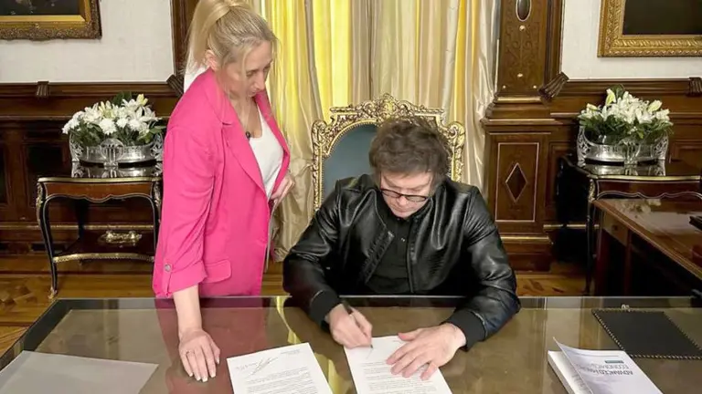 Javier Milei invitó al papa Francisco a la Argentina: qué dice la carta