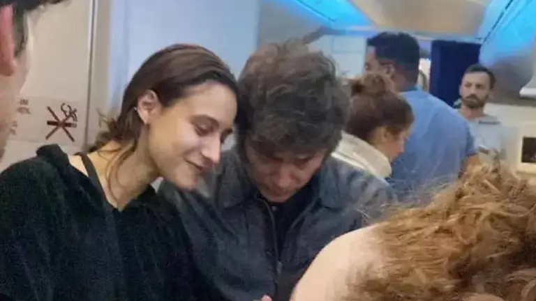 El cálido intercambio de Milei con una pasajera rumbo a Davos: "Hacé las cosas bien y yo vuelvo"