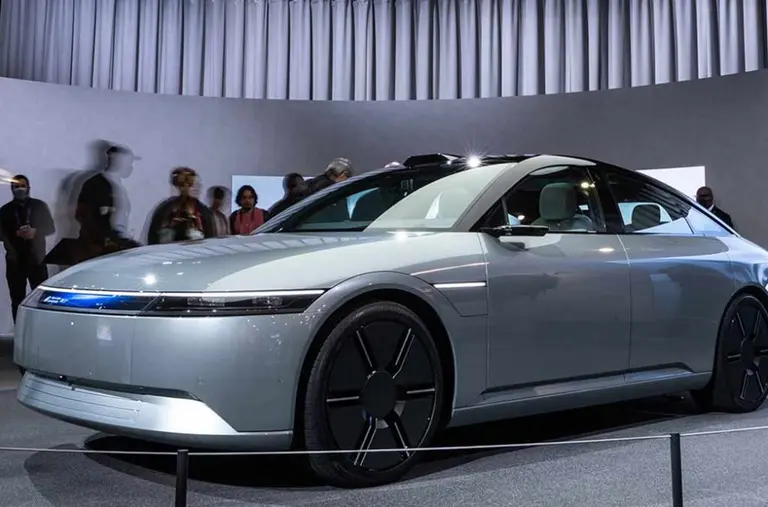 El auto eléctrico que se controla con un comando de PlayStation se llama AFEELA.