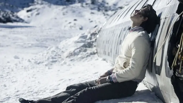 Orina negra: a qué se debe este síntoma de los sobrevivientes en La sociedad de la nieve