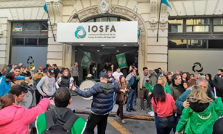 Ni celulares ni vehículos: arrancó el "plan motosierra" en una de las obras sociales más grandes del país