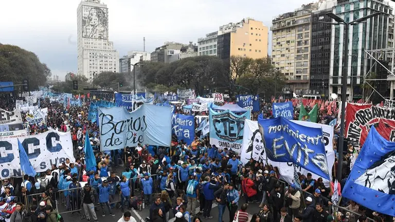 Planes sociales: el Gobierno denunció viajes al exterior de más de 120.000 beneficiarios