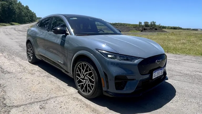 ¿Cómo es viajar en un auto eléctrico en la Argentina?: más de 1.500 km con el Mustang Mach-E