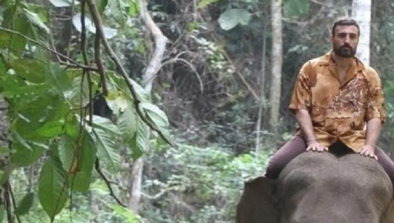 Hijo de ministro de La Rioja pasea en elefante en el exterior, mientras la provincia debe emitir cuasimonedas para pagar sueldos