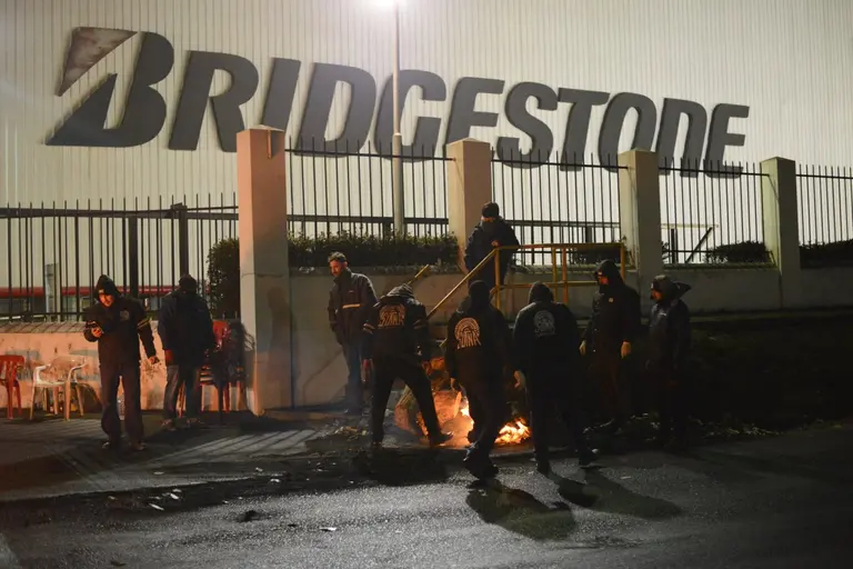 Por despidos en Bridgestone el SUTNA activó otra medida de fuerza y entra en suspenso la provisión de neumáticos