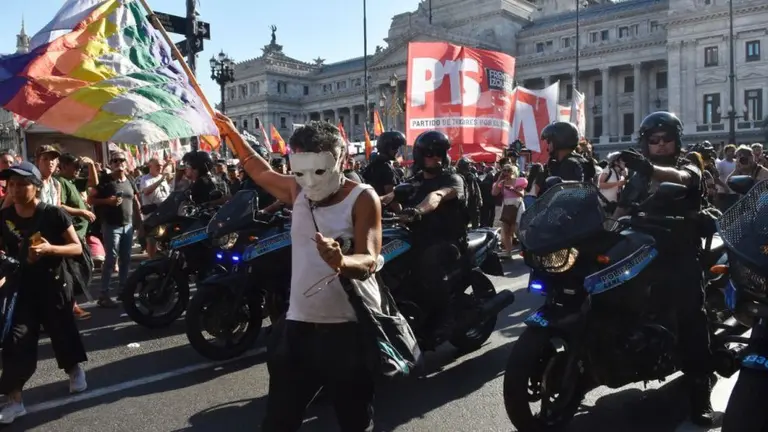 Ley ómnibus: las 11 imágenes más impactantes que dejó la movilización al Congreso