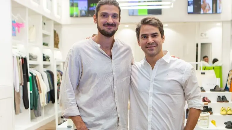 Son argentinos y crearon tiendas físicas para vender ropa de marcas que no tienen locales