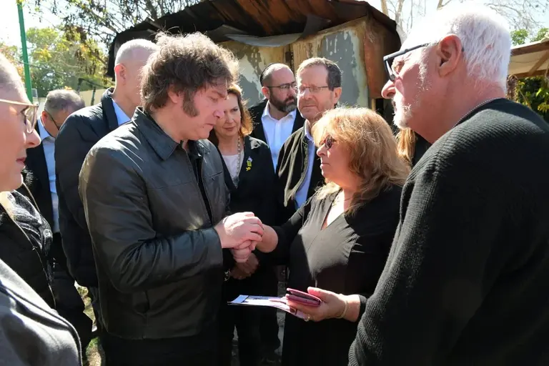 Javier Milei visitó uno de los kibutz israelíes atacados por Hamás y pidió "combatir" al terrorismo