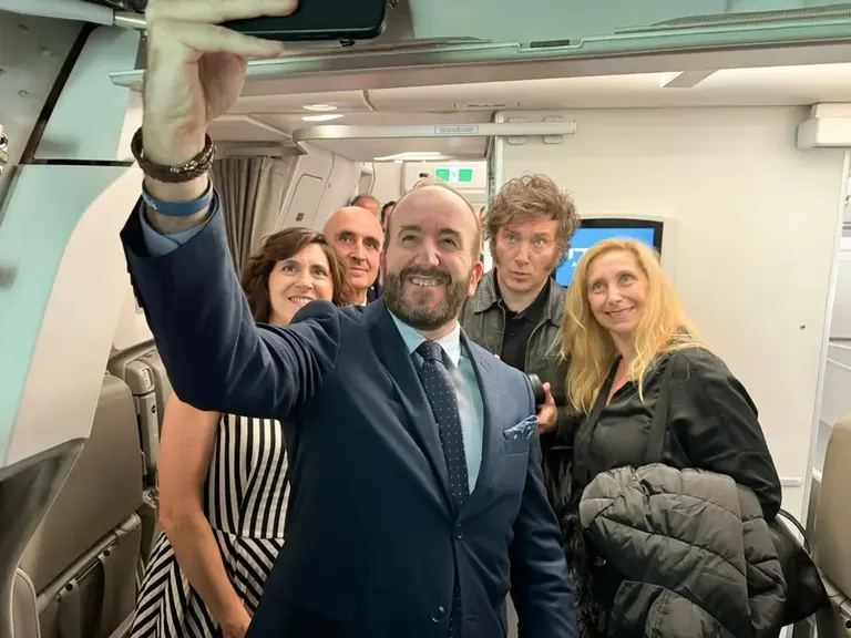 VIDEO| Aplausos y ovación para Javier Milei en el avión de regreso a la Argentina