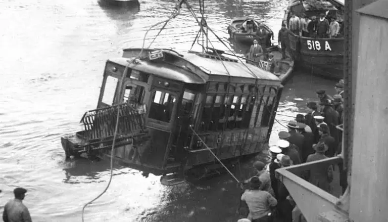 La verdadera historia detrás del tranvía que cayó al Riachuelo