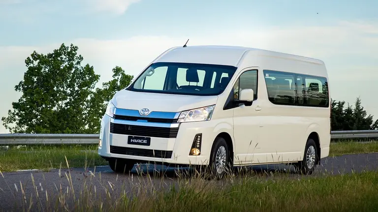 Guerra de minivans: cómo anda y cuánto sale la Toyota Hiace argentina para 14 personas