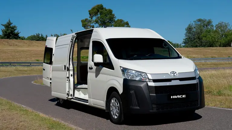 Cómo es el utilitario de Toyota que busca tener el éxito de Hilux y superar a Mercedes Benz