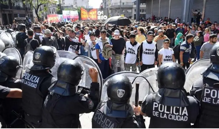 Amnistía Internacional cuestiona el protocolo antipiquetes de Bullrich por "criminalizar las protestas"