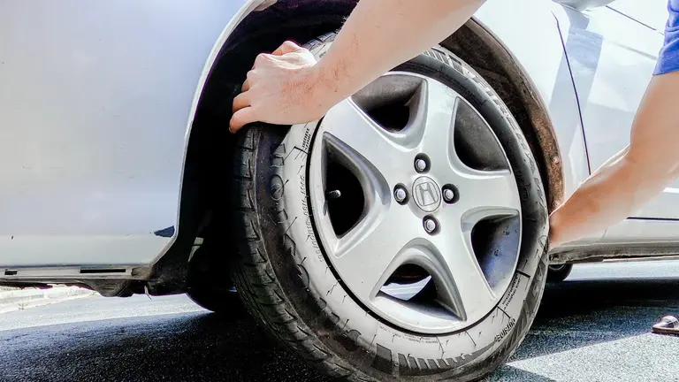 Cambiar las ruedas de un auto puede salir un millón de pesos: ¿cada cuántos kilómetros se deben cambiar?