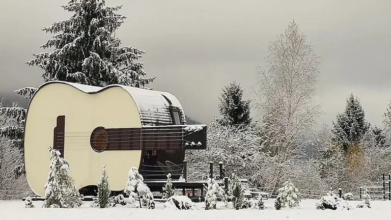 Desde una casa OVNI hasta un submarino: los 7 alojamientos de Airbnb más extravagantes del mundo