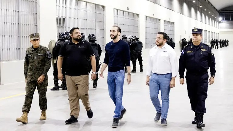 La prisión Cecot, el símbolo de Nayib Bukele: cómo es por dentro y de qué manera viven los presos