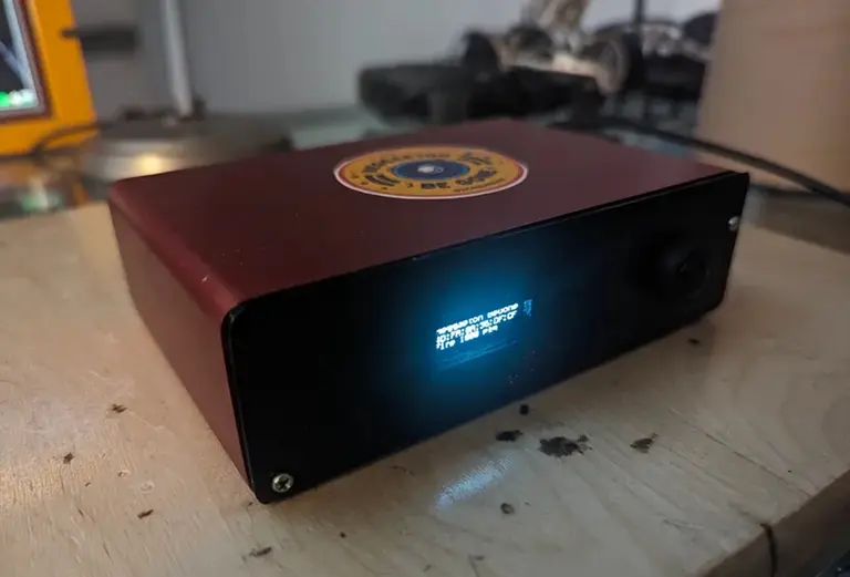 VIDEO | Un joven creó una máquina capaz de detectar el reggaetón y atacar los parlantes de quien lo está escuchando