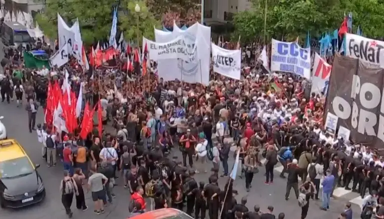 Cruce entre el Gobierno y los manifestantes: la ayuda "irá directo a los comedores para terminar con la extorsión"