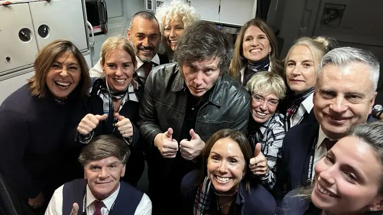 Según un asesor, Milei pasó parte de su vuelo a Washington riéndose de los tweets de Torres