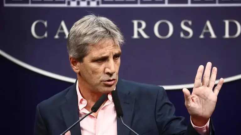 Tras baja del gasto público, Caputo logró en febrero superávit financiero por segundo mes consecutivo