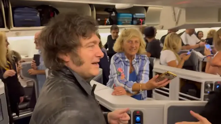 Locura entre los pasajeros por la presencia de Milei en un vuelo regular