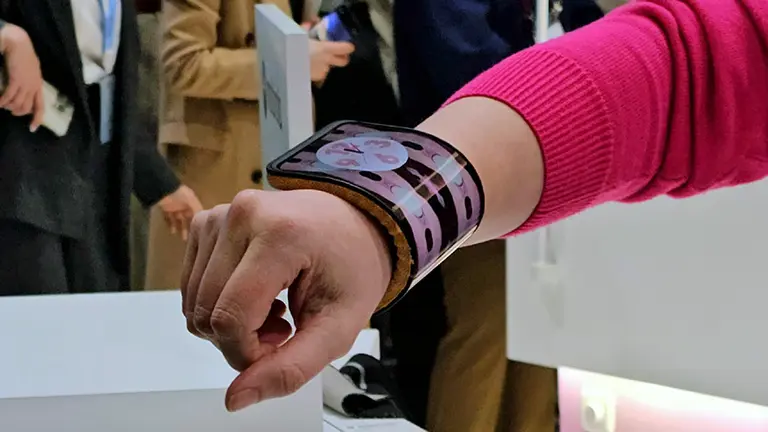 ¿Cómo es el celular enrollable que amenaza a los teléfonos plegables?