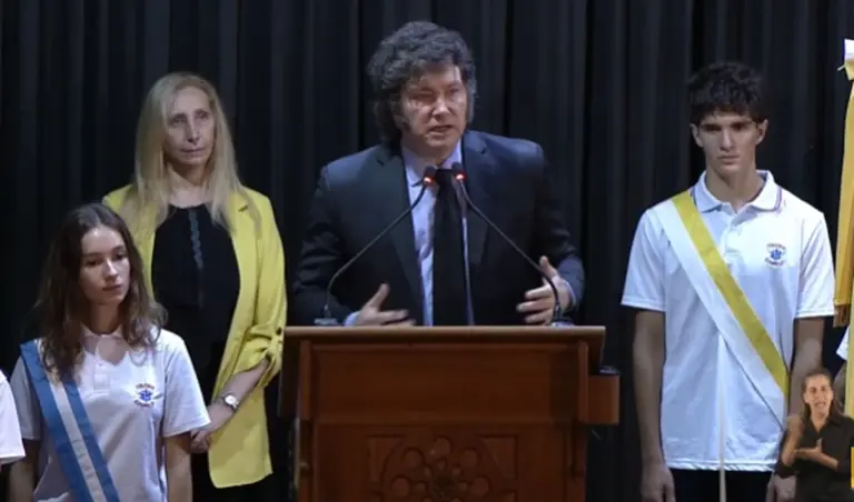 Dos alumnos se desmayaron en medio del acto de Milei en su escuela: "Que venga el médico nuestro"