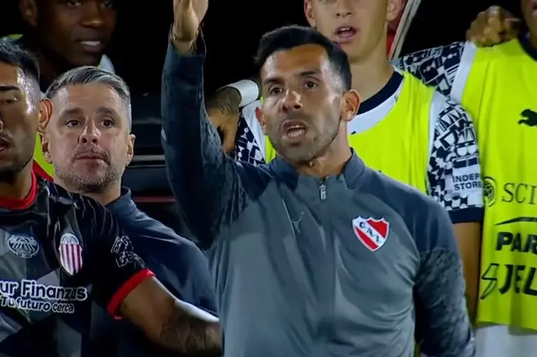 VIDEO | Sigue la polémica: qué dijo el VAR en la jugada que desató el enojo de Carlos Tevez