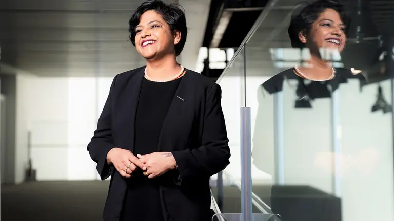 Nació en India y pasó del arte a la industria automotriz: quién es la mujer que cuida la reputación global de Nissan