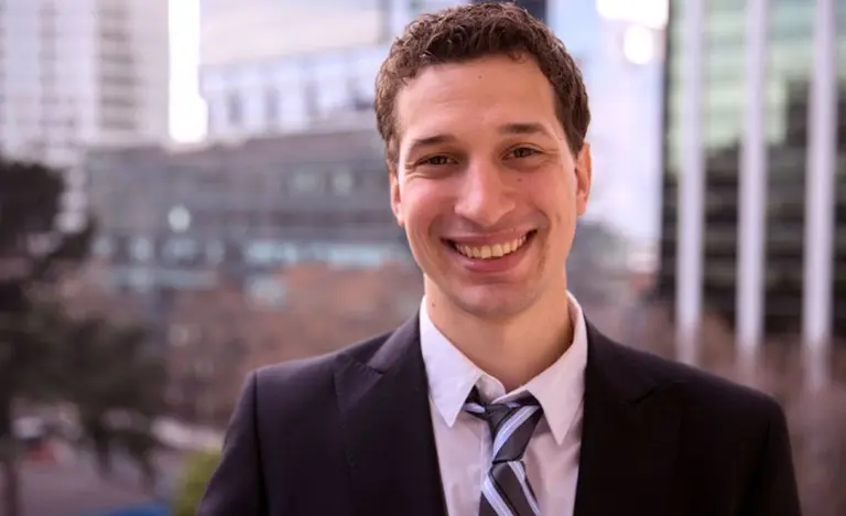 Yamil Santoro presentó un proyecto de ley para exigir que representantes legislativos tengan título secundario