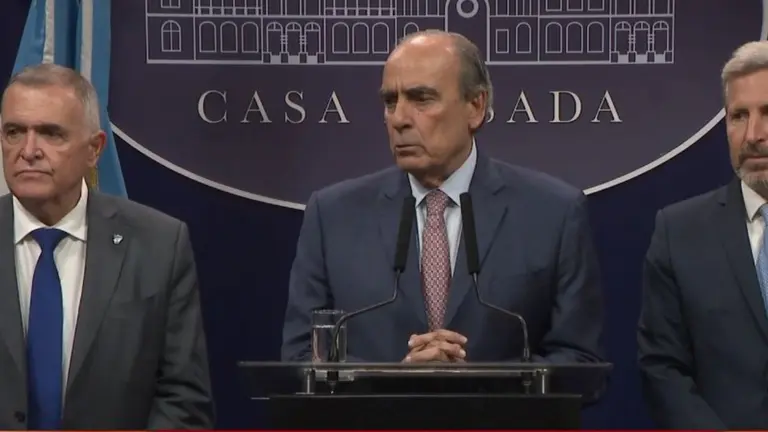 Plan "motosierra": el Gobierno echó a dos funcionarios de Turismo que cobraban miles de dólares